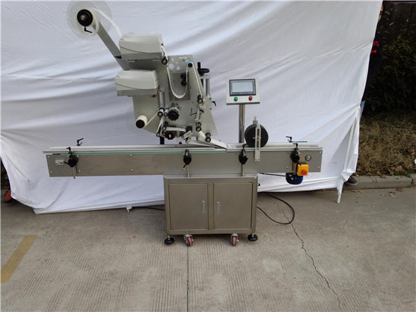 ফ্ল্যাট বোতল জন্য স্বয়ংক্রিয় স্টিকার প্লেন লেবেলিং মেশিন 